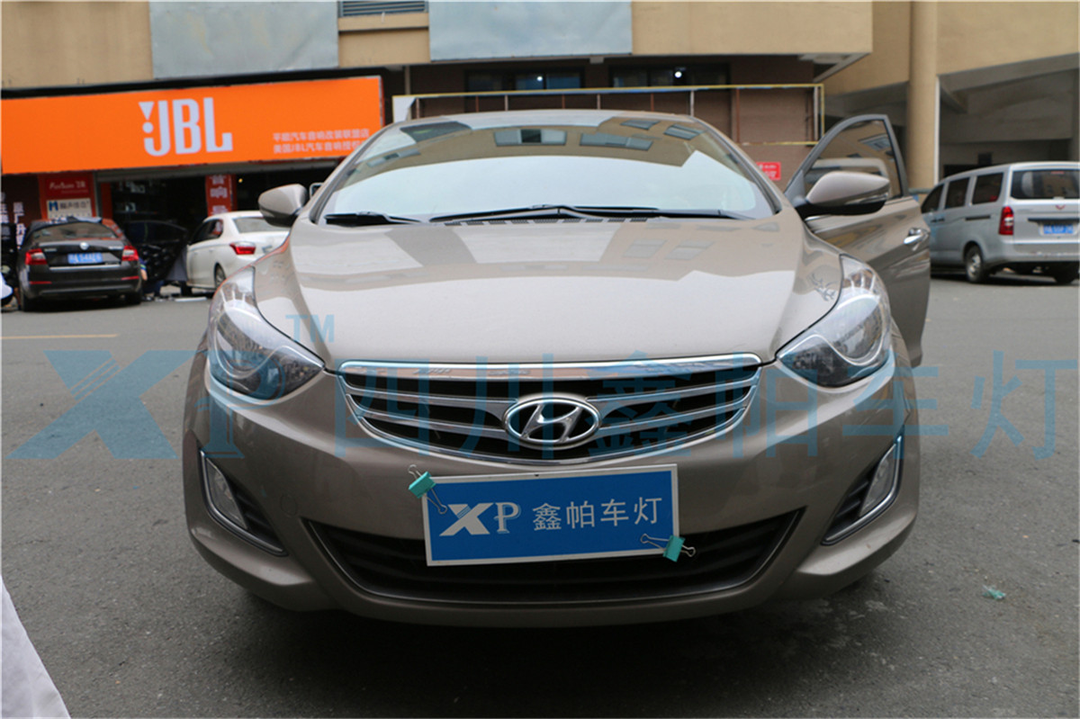 現(xiàn)代朗動(dòng)大燈升級(jí)氙氣燈雙光透鏡兩近光四遠(yuǎn)光效果測(cè)評(píng)