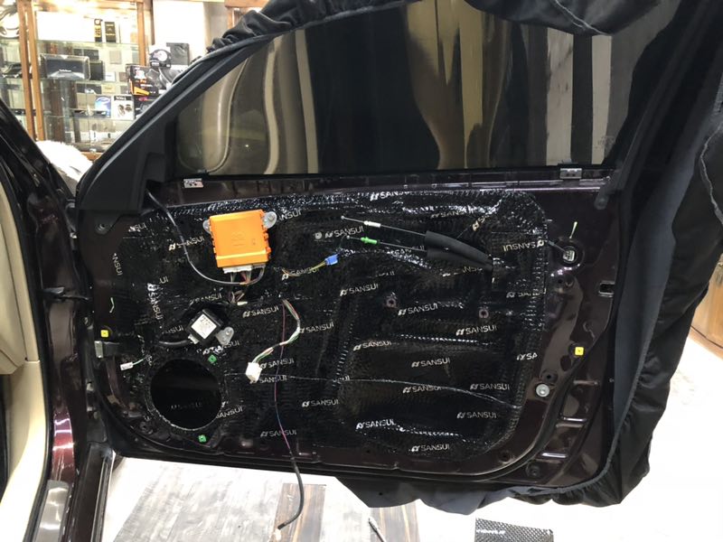 徹底解決車內(nèi)異味發(fā)臭問題豐田皇冠清除全車瀝青還你愛車健康生活全車山水隔音汕頭星悅汽車音響