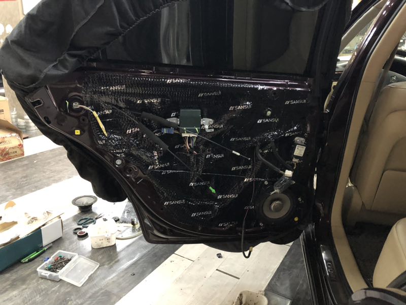 徹底解決車內(nèi)異味發(fā)臭問題豐田皇冠清除全車瀝青還你愛車健康生活全車山水隔音汕頭星悅汽車音響