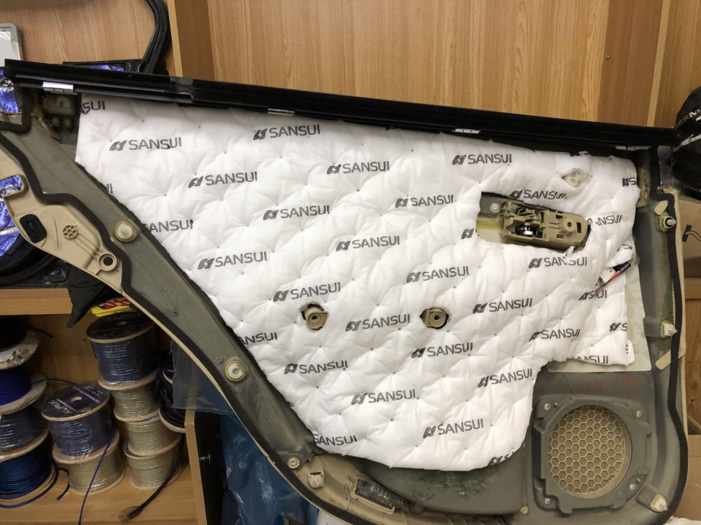 徹底解決車內(nèi)異味發(fā)臭問題豐田皇冠清除全車瀝青還你愛車健康生活全車山水隔音汕頭星悅汽車音響