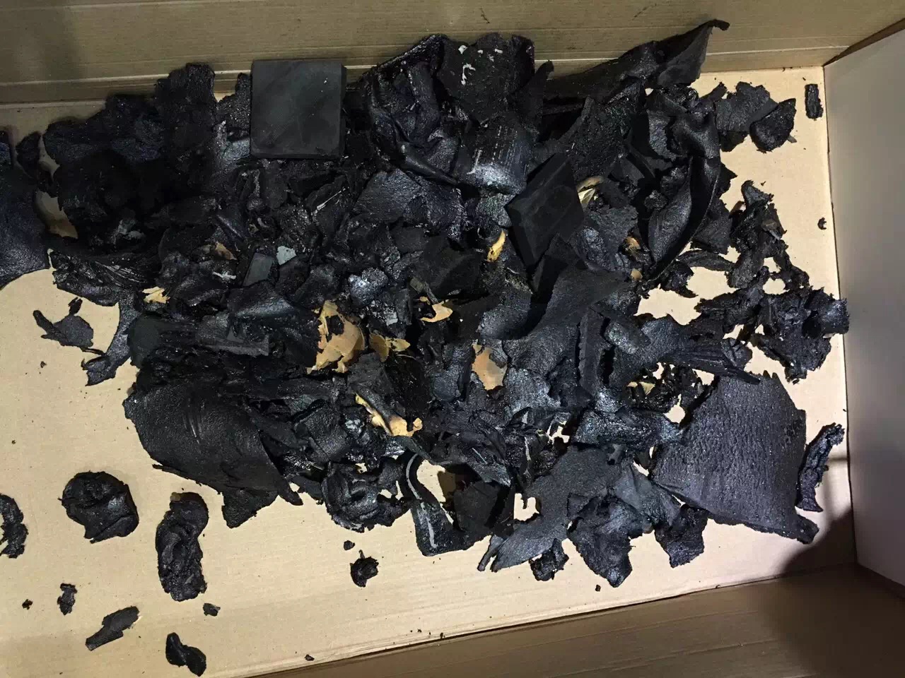 徹底解決車內(nèi)異味發(fā)臭問題豐田皇冠清除全車瀝青還你愛車健康生活全車山水隔音汕頭星悅汽車音響