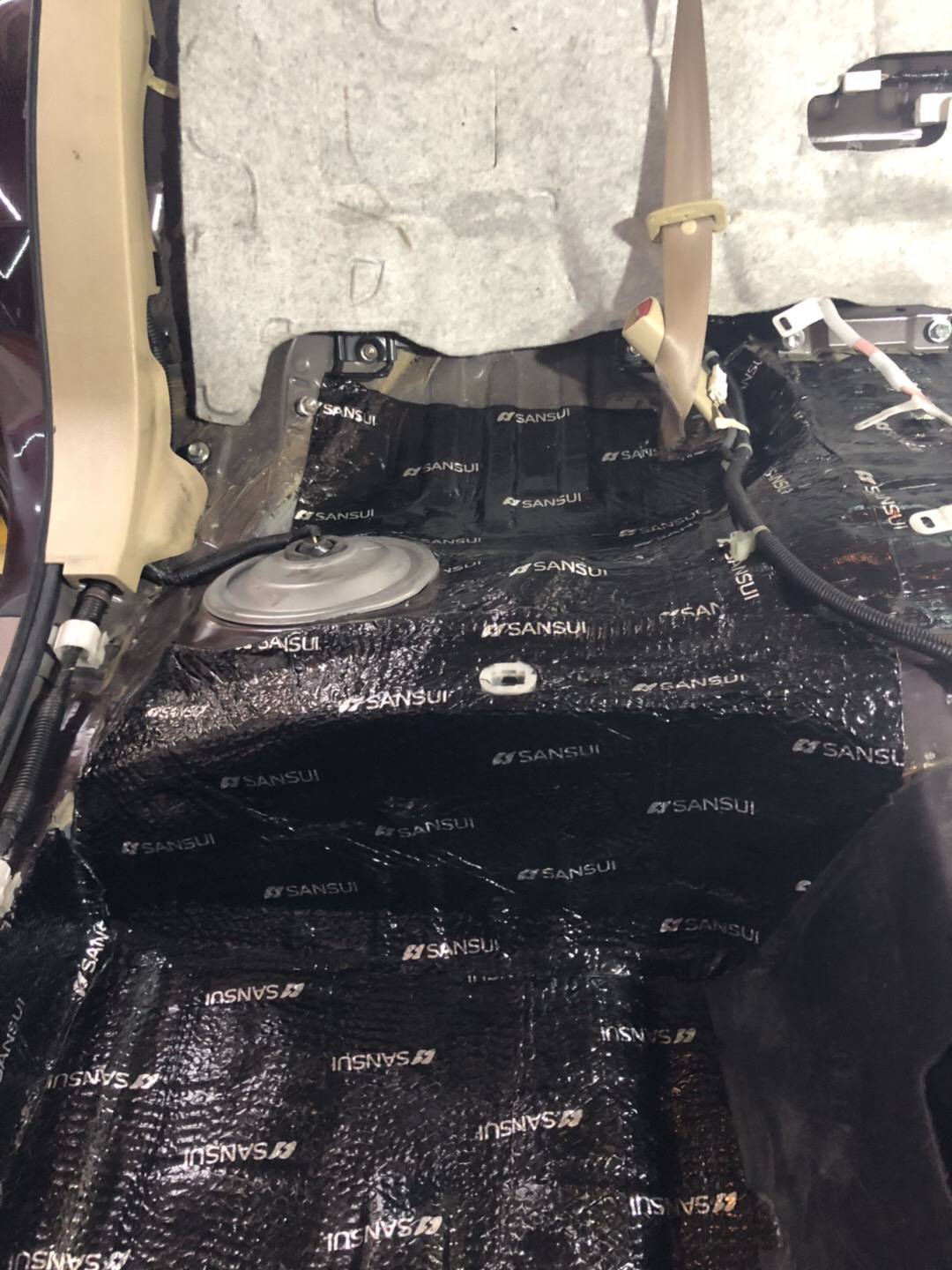 徹底解決車內(nèi)異味發(fā)臭問題豐田皇冠清除全車瀝青還你愛車健康生活全車山水隔音汕頭星悅汽車音響