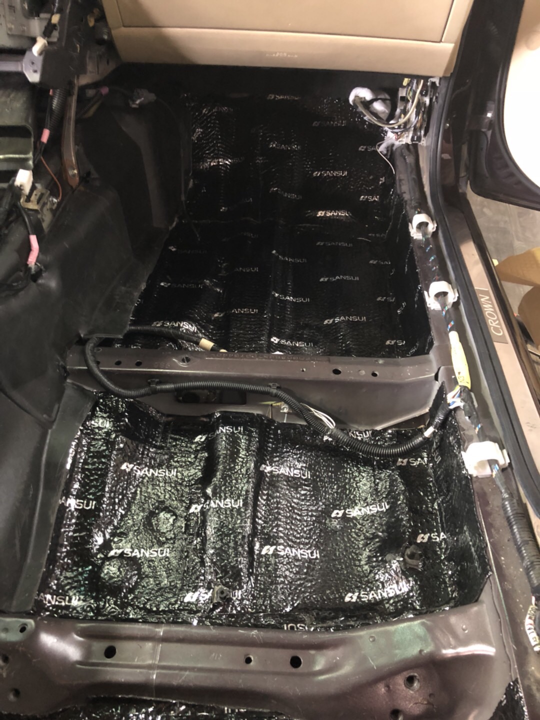 徹底解決車內(nèi)異味發(fā)臭問題豐田皇冠清除全車瀝青還你愛車健康生活全車山水隔音汕頭星悅汽車音響