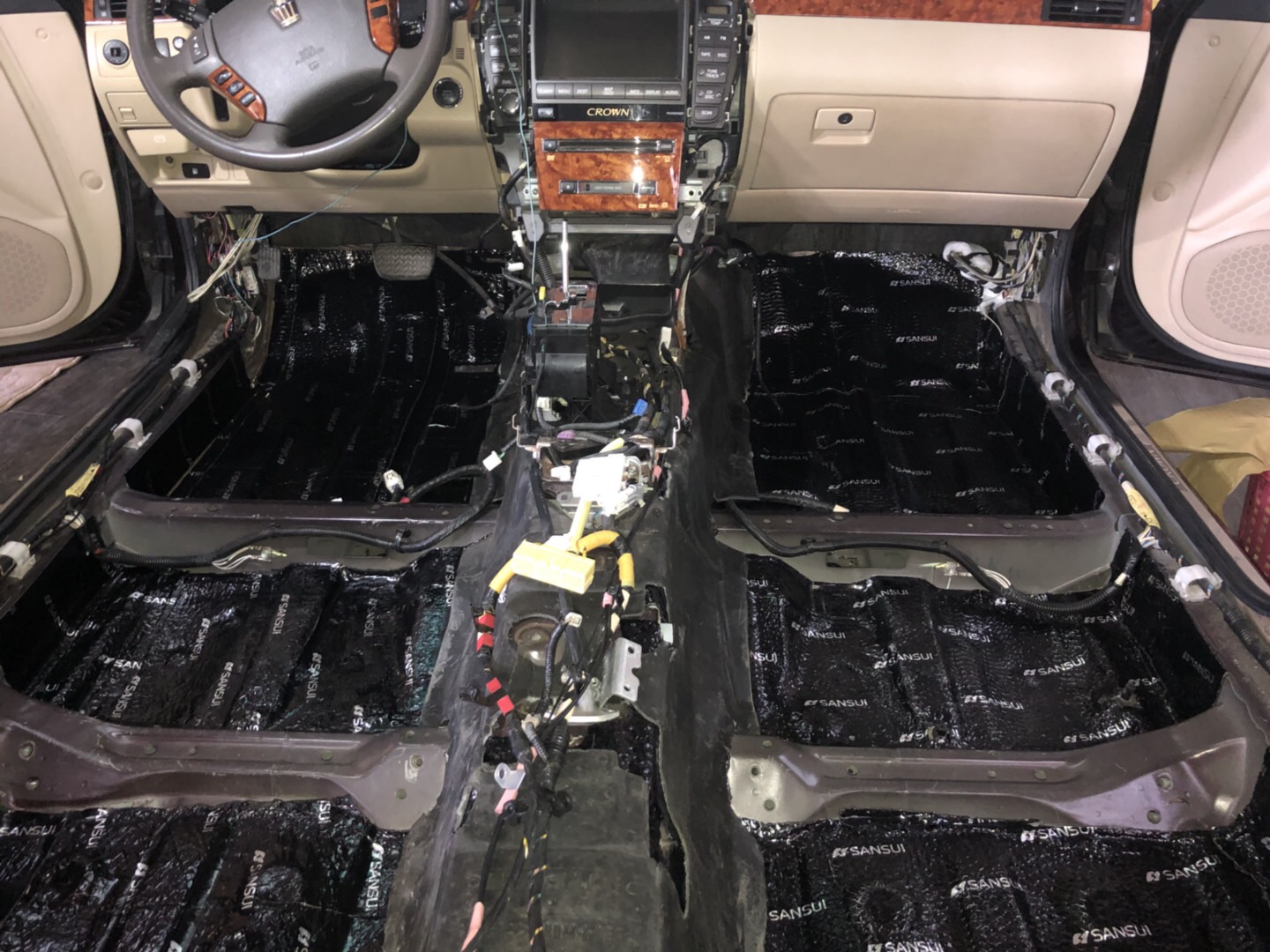 徹底解決車內(nèi)異味發(fā)臭問題豐田皇冠清除全車瀝青還你愛車健康生活全車山水隔音汕頭星悅汽車音響