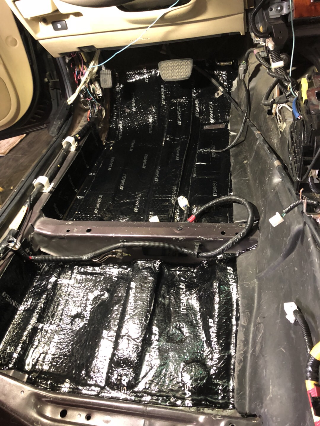 徹底解決車內(nèi)異味發(fā)臭問題豐田皇冠清除全車瀝青還你愛車健康生活全車山水隔音汕頭星悅汽車音響