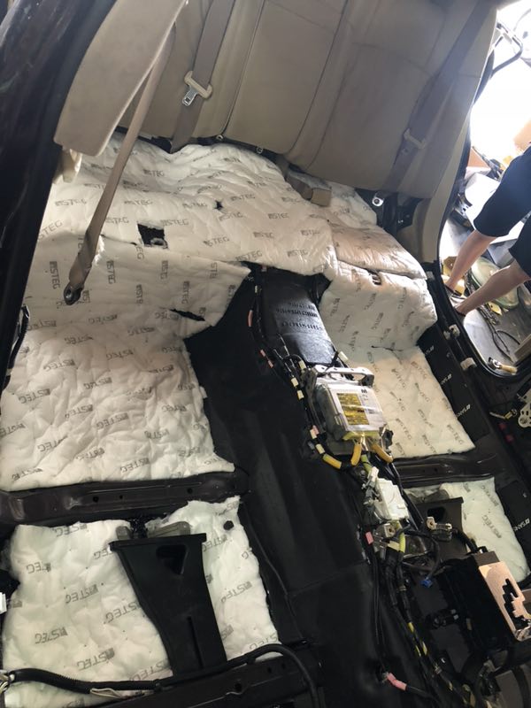 徹底解決車內(nèi)異味發(fā)臭問題豐田皇冠清除全車瀝青還你愛車健康生活全車山水隔音汕頭星悅汽車音響