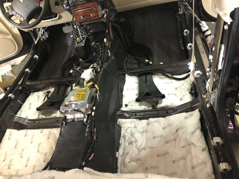 徹底解決車內(nèi)異味發(fā)臭問題豐田皇冠清除全車瀝青還你愛車健康生活全車山水隔音汕頭星悅汽車音響
