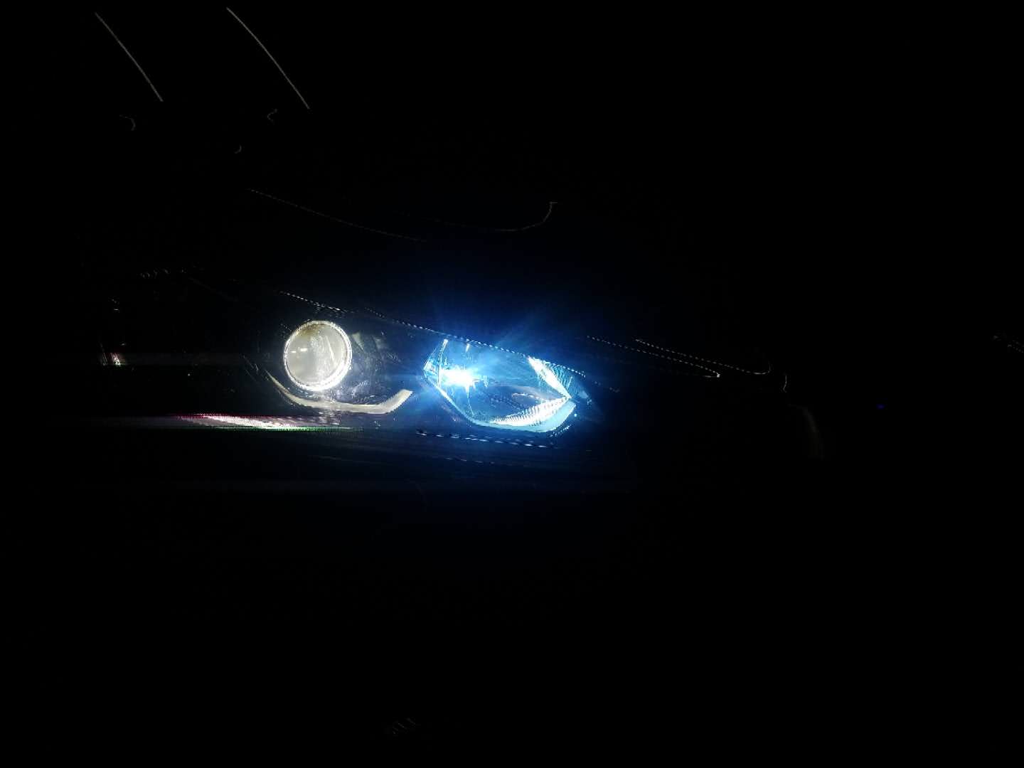 9.5雅閣改裝雙光透鏡氙氣燈新鄉(xiāng)探路者改燈專業(yè)汽車燈光升級(jí)