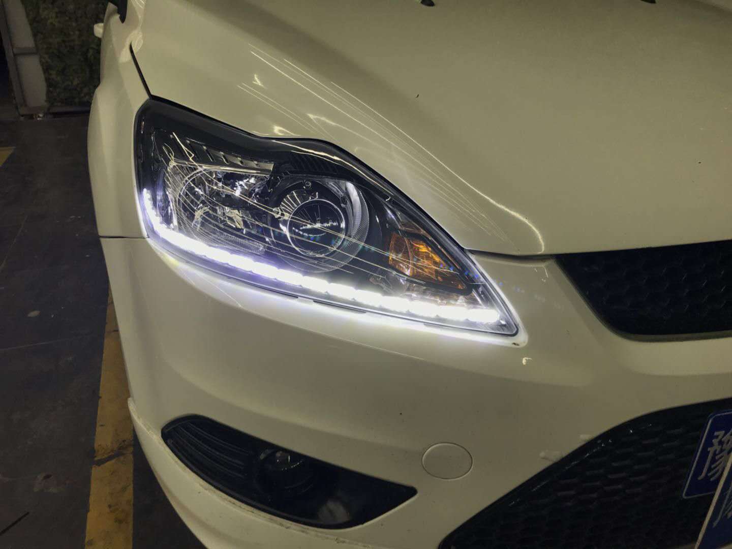 新鄉(xiāng)福克斯改裝雙光透鏡氙氣燈加裝惡魔眼探路者改燈專業(yè)汽車燈光升級