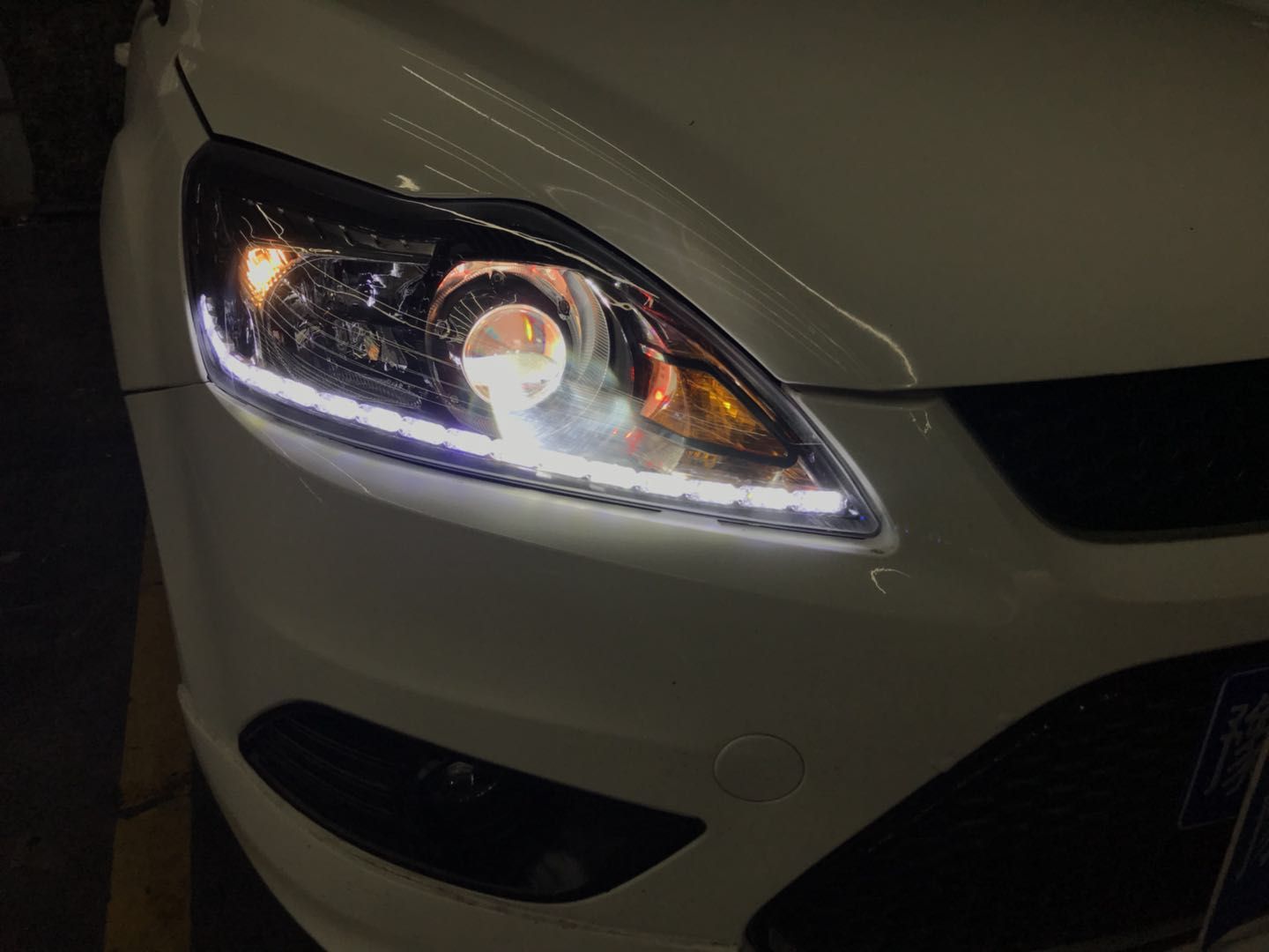 新鄉(xiāng)??怂垢难b雙光透鏡氙氣燈加裝惡魔眼探路者改燈專業(yè)汽車燈光升級