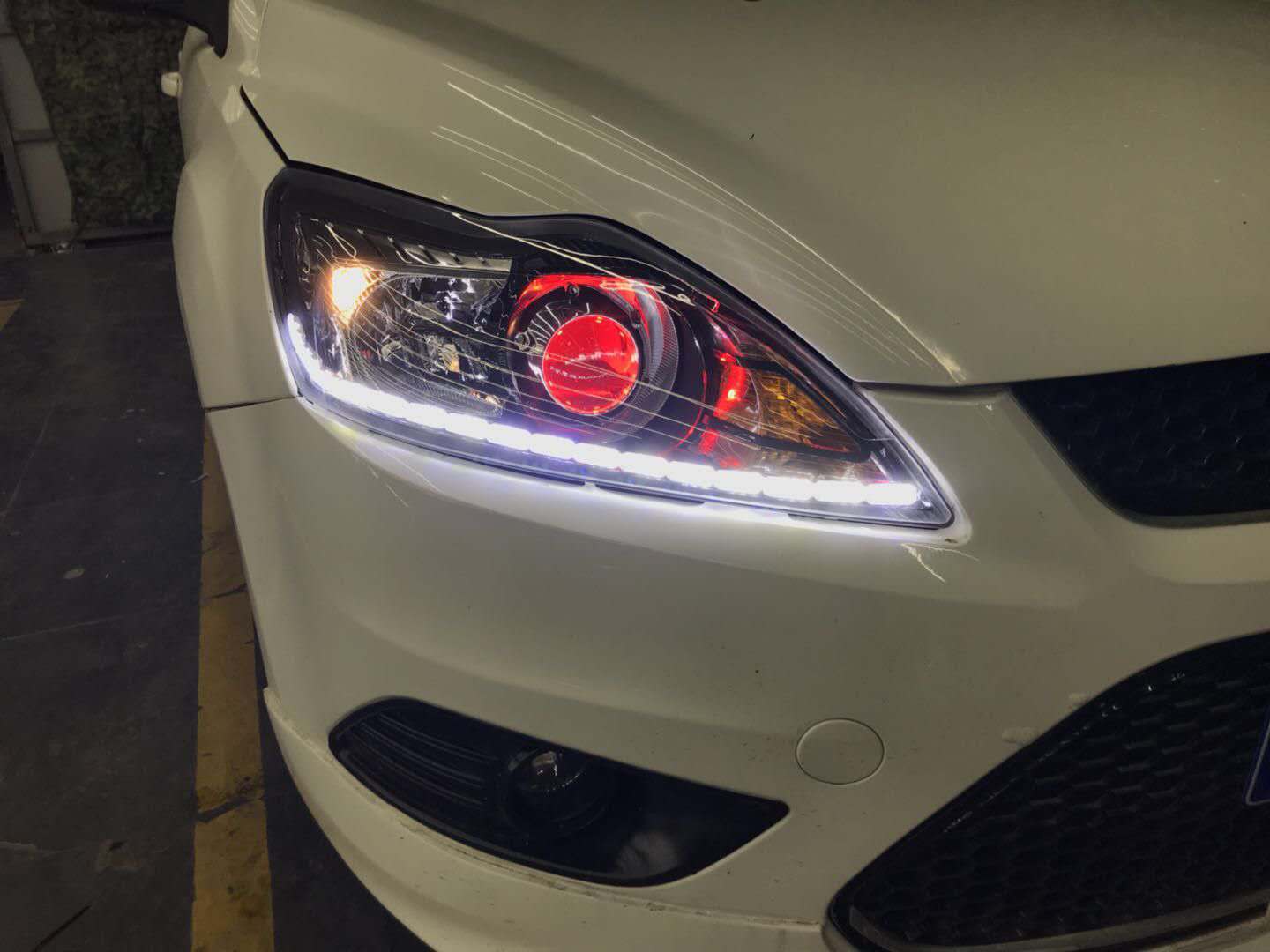 新鄉(xiāng)??怂垢难b雙光透鏡氙氣燈加裝惡魔眼探路者改燈專業(yè)汽車燈光升級