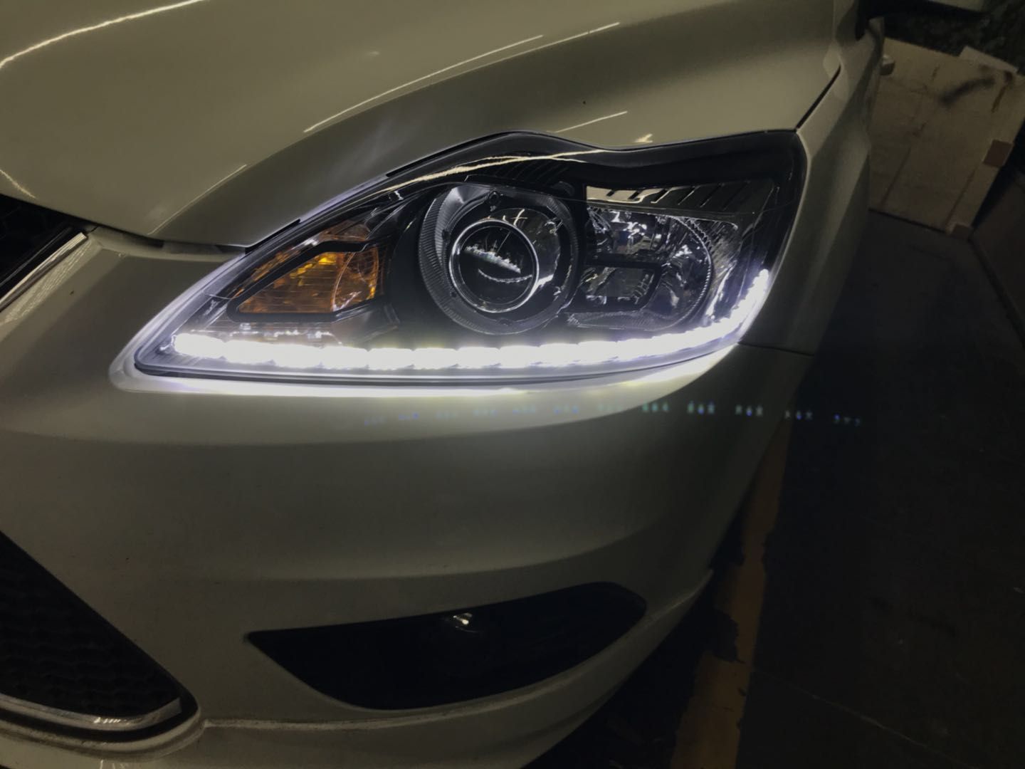 新鄉(xiāng)??怂垢难b雙光透鏡氙氣燈加裝惡魔眼探路者改燈專業(yè)汽車燈光升級