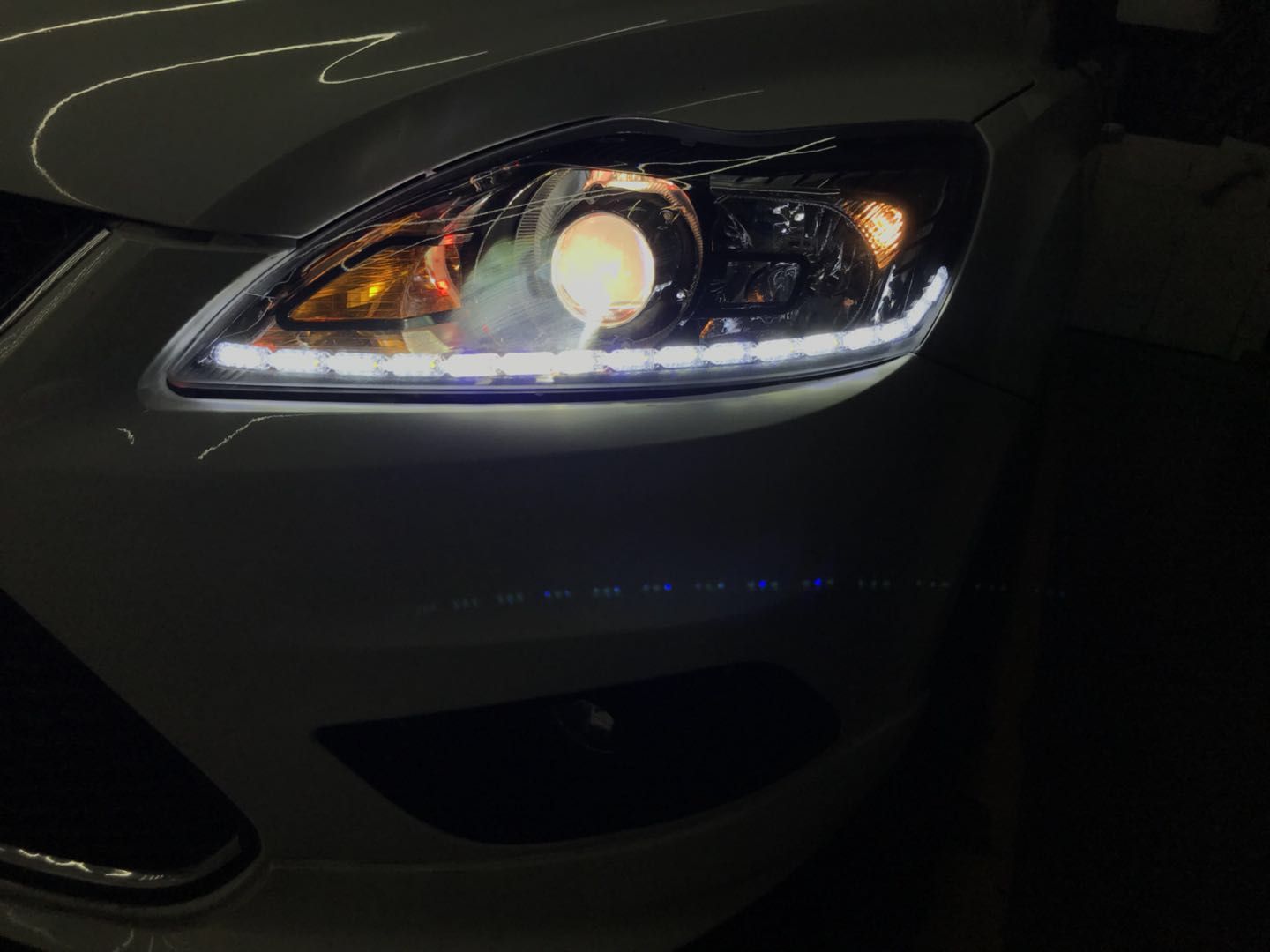 新鄉(xiāng)??怂垢难b雙光透鏡氙氣燈加裝惡魔眼探路者改燈專業(yè)汽車燈光升級