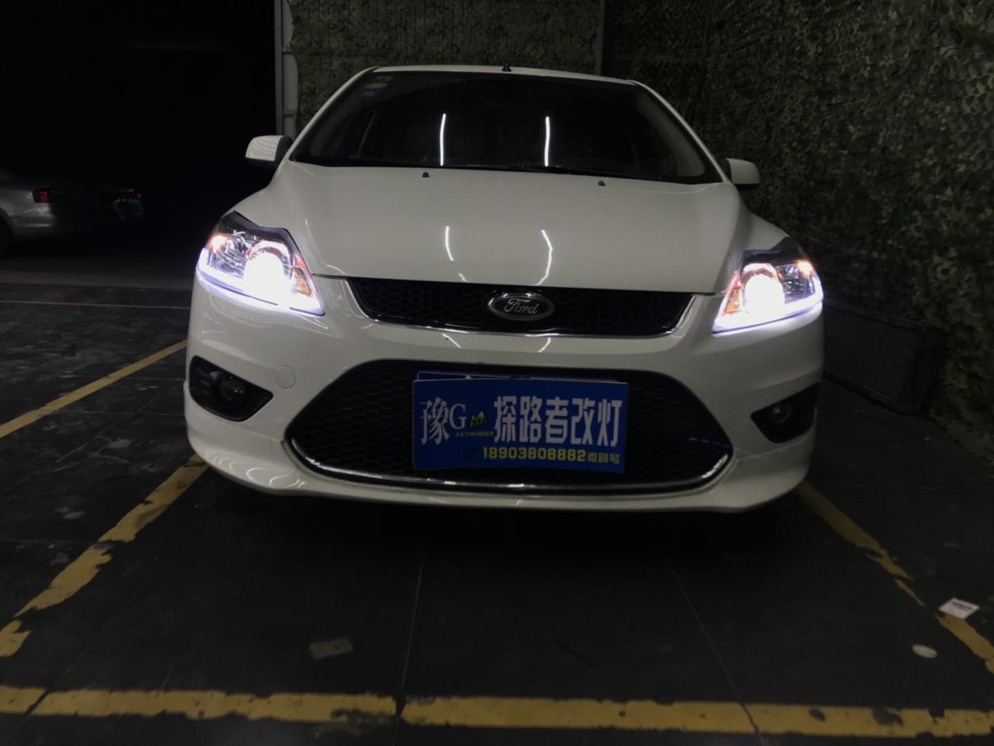 新鄉(xiāng)福克斯改裝雙光透鏡氙氣燈加裝惡魔眼探路者改燈專業(yè)汽車燈光升級