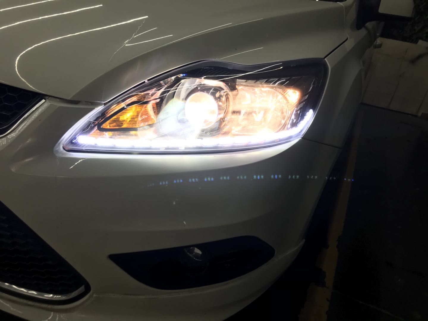 新鄉(xiāng)??怂垢难b雙光透鏡氙氣燈加裝惡魔眼探路者改燈專業(yè)汽車燈光升級