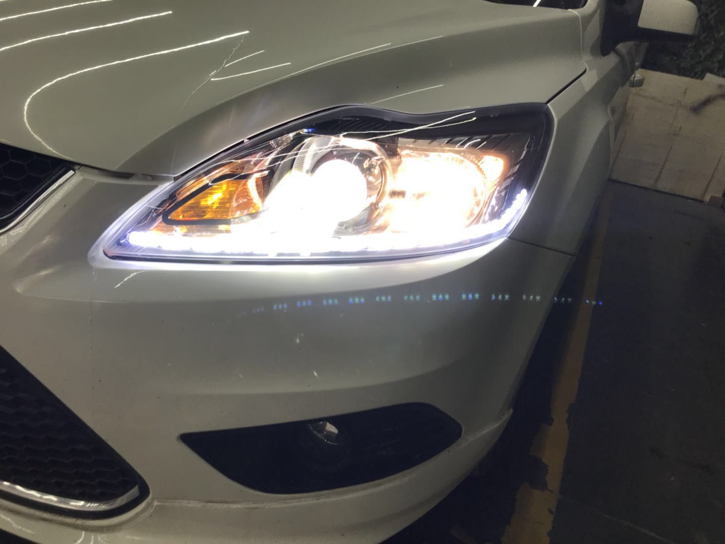 新鄉(xiāng)??怂垢难b雙光透鏡氙氣燈加裝惡魔眼探路者改燈專業(yè)汽車燈光升級