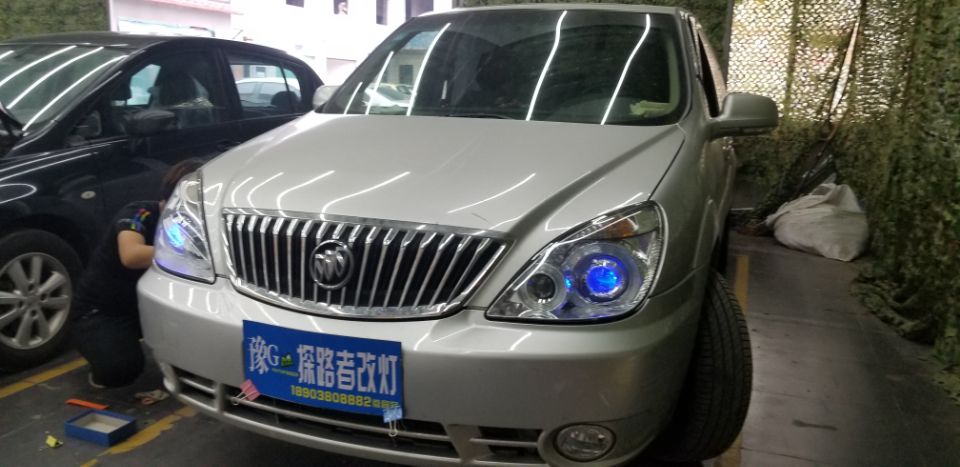 別克GL8改裝氙氣燈新鄉(xiāng)探路者改燈專業(yè)改裝汽車大燈