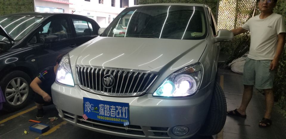 別克GL8改裝氙氣燈新鄉(xiāng)探路者改燈專業(yè)改裝汽車大燈