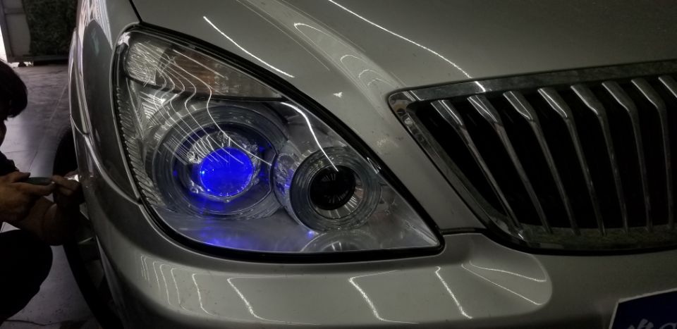 別克GL8改裝氙氣燈新鄉(xiāng)探路者改燈專業(yè)改裝汽車大燈