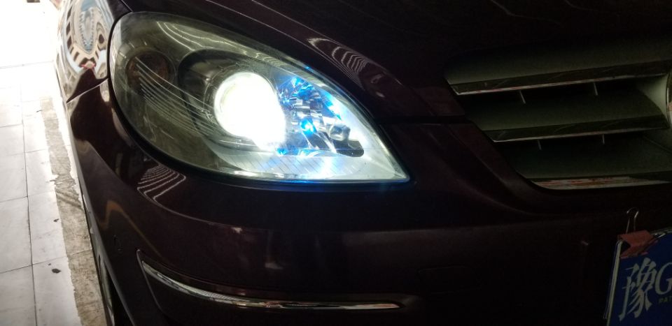 奔馳改裝雙光透鏡氙氣燈新鄉(xiāng)探路者改燈專業(yè)汽車大燈改裝