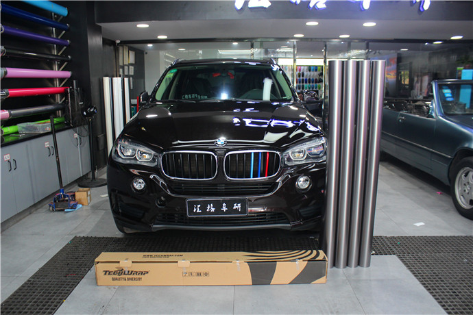 長沙寶馬X5車身改色貼膜 美國禿鷹Teckwrap電光棕灰車身改色膜