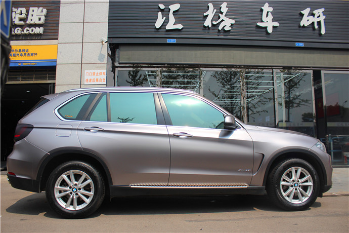 長沙寶馬X5車身改色貼膜 美國禿鷹Teckwrap電光棕灰車身改色膜