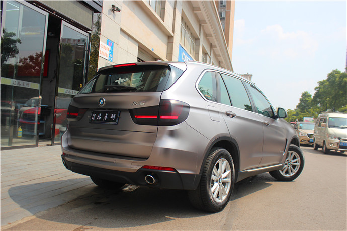 長沙寶馬X5車身改色貼膜 美國禿鷹Teckwrap電光棕灰車身改色膜