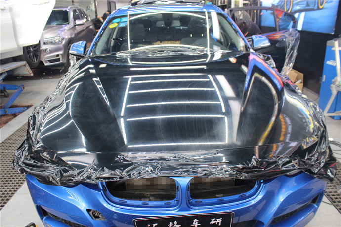 長(zhǎng)沙汽車(chē)改色膜寶馬3系全車(chē)改色貼膜美國(guó)禿鷹高亮黑改色膜