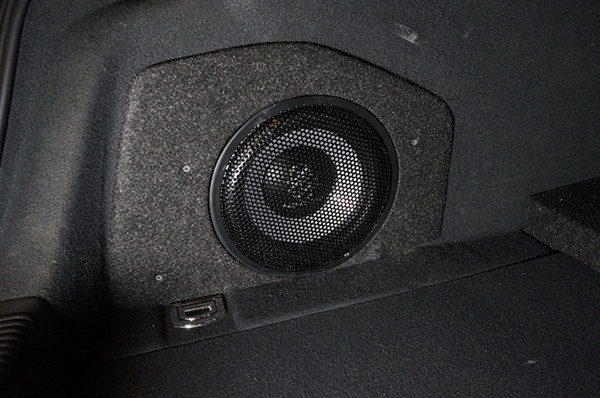重慶汽車音響改裝 重慶渝大昌奧迪A6L汽車音響改裝意大利史泰格三分頻低音尾箱倒模
