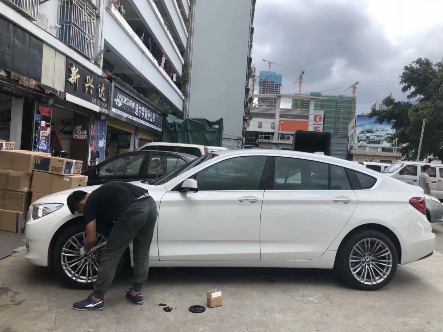 寶馬，換 原裝 M款 19寸 完 工！