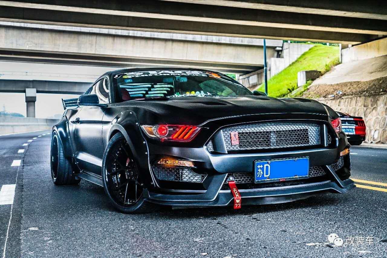 將Mustang打造成紅眼猛獸,用來開順風(fēng)車還抱得美人歸!