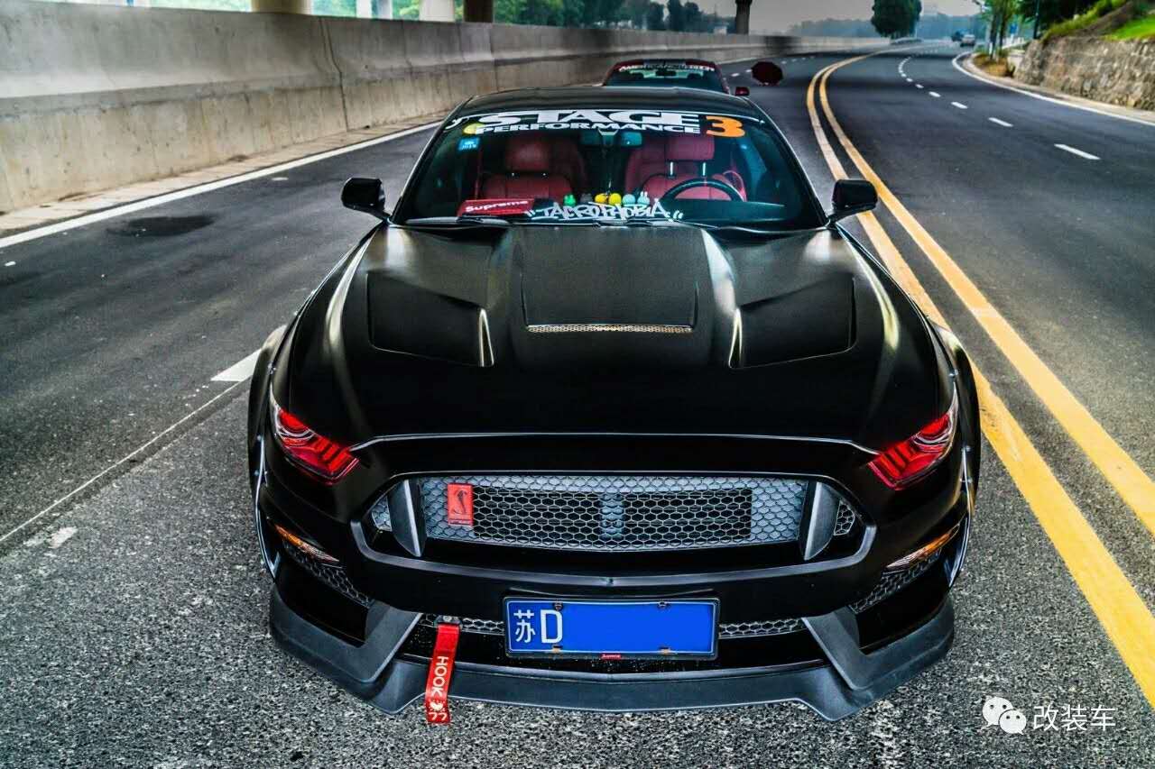 將Mustang打造成紅眼猛獸,用來開順風(fēng)車還抱得美人歸!