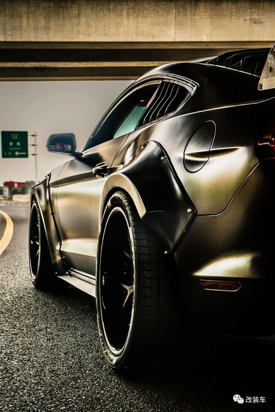 將Mustang打造成紅眼猛獸,用來開順風(fēng)車還抱得美人歸!