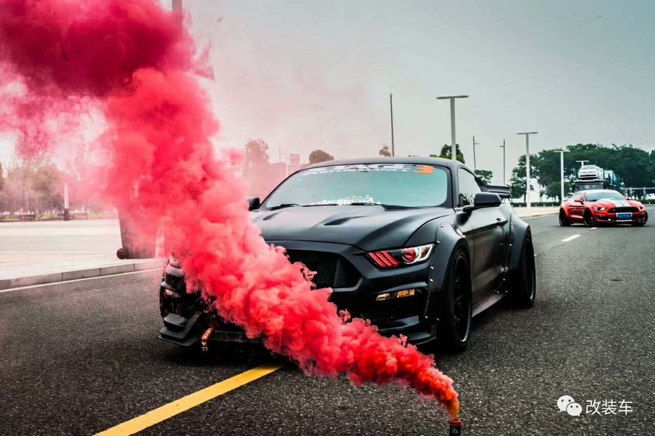 將Mustang打造成紅眼猛獸,用來開順風(fēng)車還抱得美人歸!