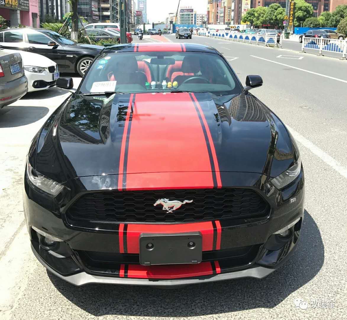 将Mustang打造成红眼猛兽，用来开顺风车还抱得美人归！