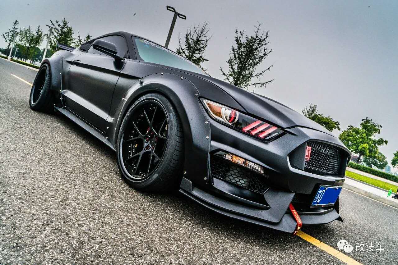 將Mustang打造成紅眼猛獸,用來開順風(fēng)車還抱得美人歸!