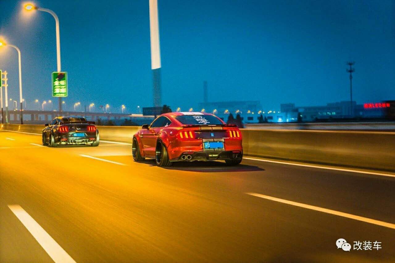 將Mustang打造成紅眼猛獸,用來開順風(fēng)車還抱得美人歸!