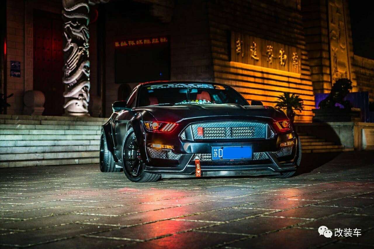 將Mustang打造成紅眼猛獸,用來開順風(fēng)車還抱得美人歸!
