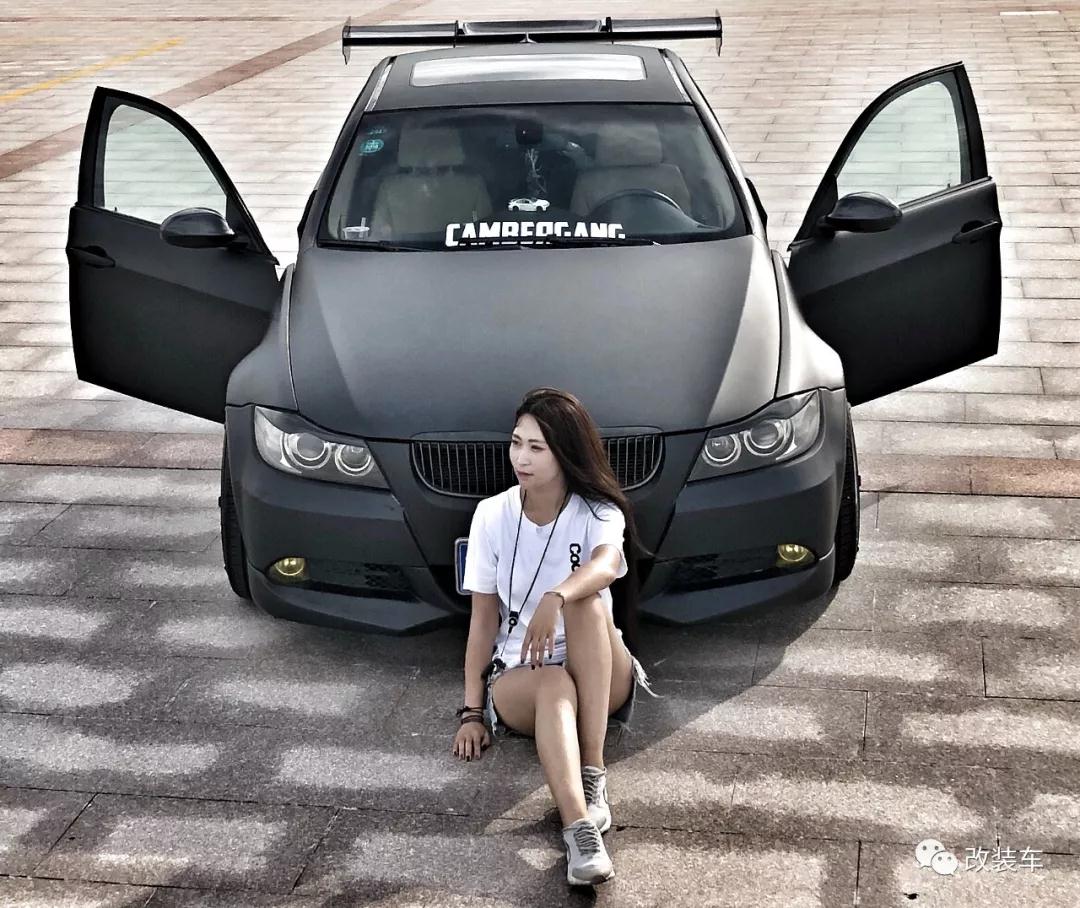 少女也有改裝夢，山東妹子將寶馬320i打造成寬體大尾翼戰(zhàn)車！