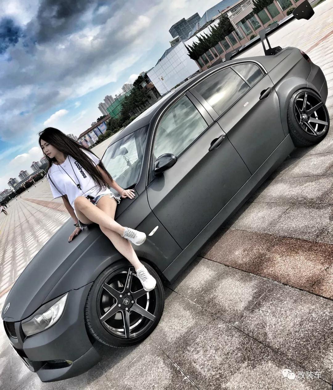 少女也有改裝夢，山東妹子將寶馬320i打造成寬體大尾翼戰(zhàn)車！