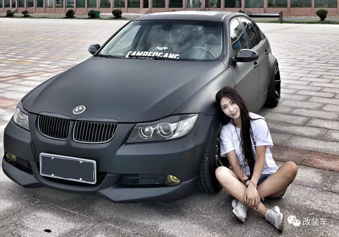 少女也有改裝夢，山東妹子將寶馬320i打造成寬體大尾翼戰(zhàn)車！