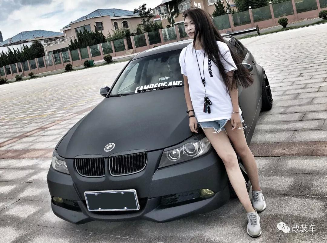 少女也有改裝夢，山東妹子將寶馬320i打造成寬體大尾翼戰(zhàn)車！