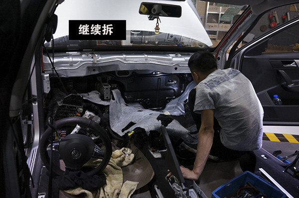 拆儀表臺防火墻隔音改裝安博士汽車隔音 大眾朗逸解決發(fā)動(dòng)機(jī)噪音問題 重慶渝大昌音響