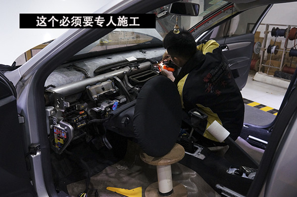 拆儀表臺防火墻隔音改裝安博士汽車隔音 大眾朗逸解決發(fā)動(dòng)機(jī)噪音問題 重慶渝大昌音響