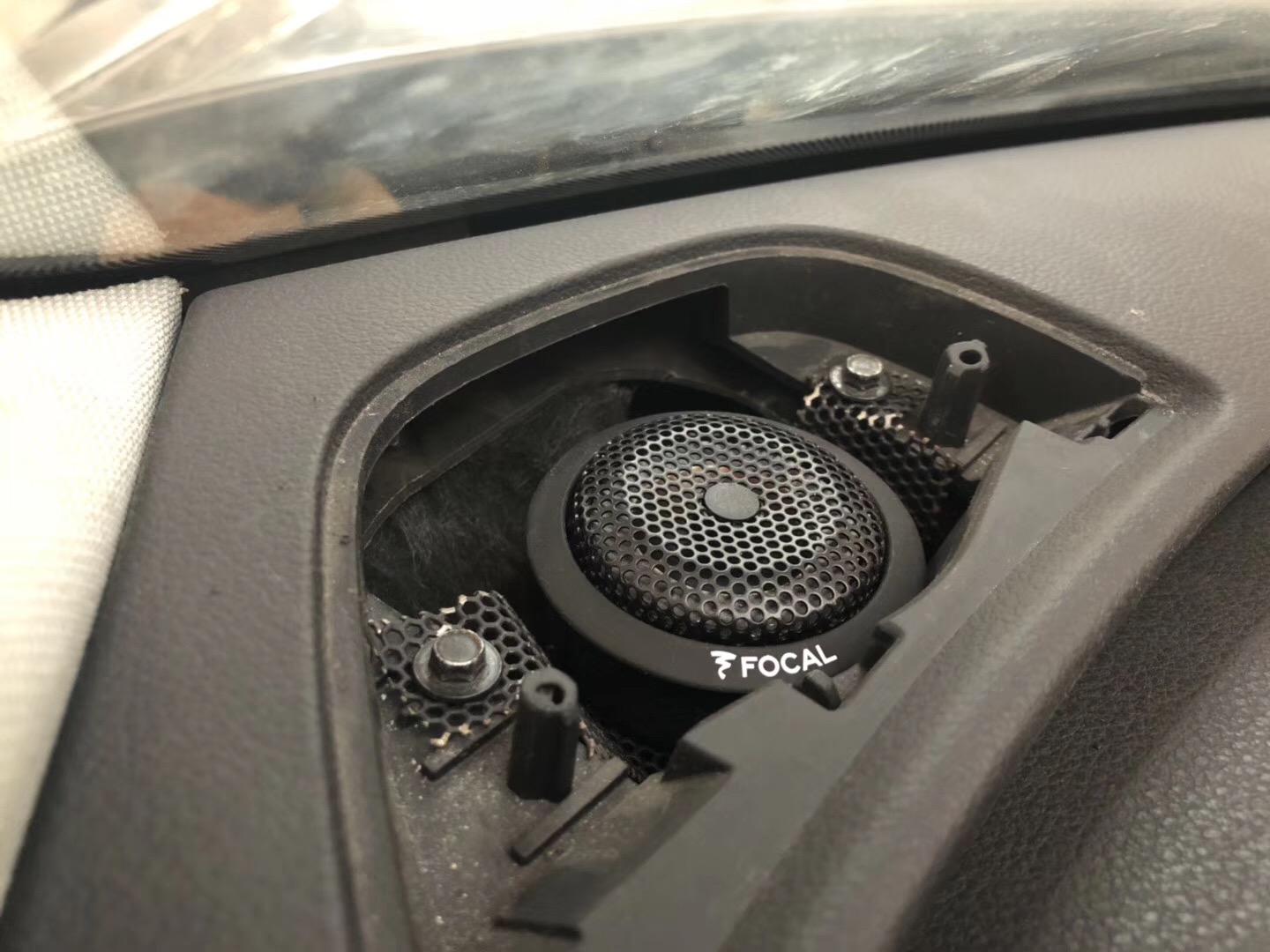 汕頭市星悅汽車(chē)音響改裝店奧迪Q7拒絕中庸追求HIFI升級(jí)FOCAL法國(guó)勁浪亞麻盆PS165F二分頻喇叭極致人聲