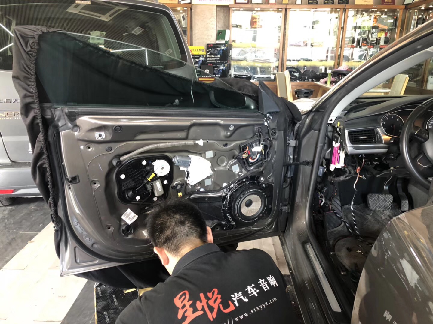 汕頭市星悅汽車(chē)音響改裝店奧迪Q7拒絕中庸追求HIFI升級(jí)FOCAL法國(guó)勁浪亞麻盆PS165F二分頻喇叭極致人聲