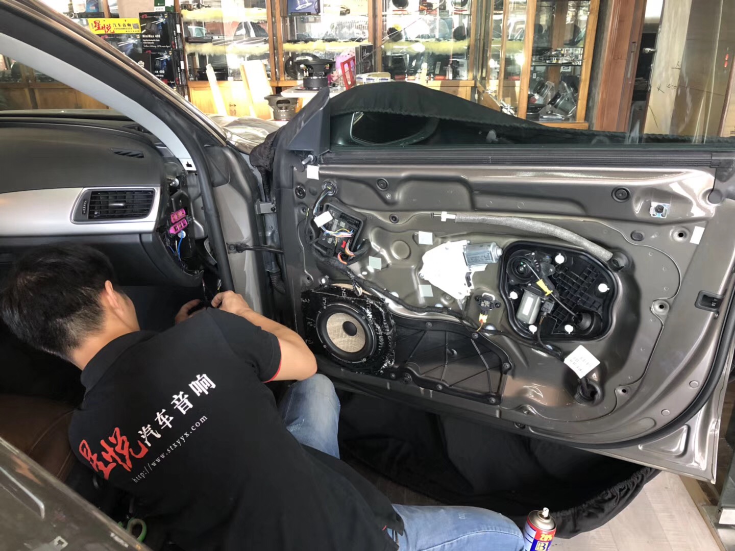 汕頭市星悅汽車(chē)音響改裝店奧迪Q7拒絕中庸追求HIFI升級(jí)FOCAL法國(guó)勁浪亞麻盆PS165F二分頻喇叭極致人聲