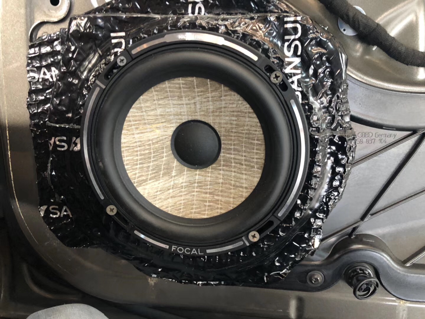 汕頭市星悅汽車(chē)音響改裝店奧迪Q7拒絕中庸追求HIFI升級(jí)FOCAL法國(guó)勁浪亞麻盆PS165F二分頻喇叭極致人聲