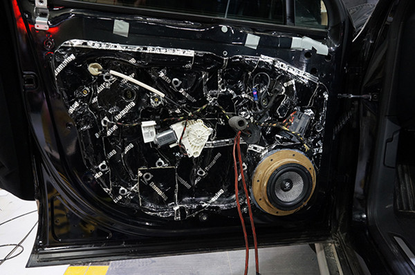 重慶汽車音響改裝案例之重慶渝大昌大眾途銳汽車音響無損改裝德國零點三分頻 低音備胎倒模