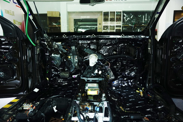 解決車內(nèi)異味，重慶渝大昌音響奧迪Q7拆儀表臺(tái)汽車全車隔音隔熱降噪改裝GT隔音